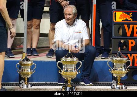 Red Bull Berater und ehemaliger professioneller Fahrer Helmut Marko mit den Trophäen nach dem Bahrain Grand Prix auf der Bahrain International Circuit, Sakhir. Foto: Sonntag, 5. März 2023. Stockfoto