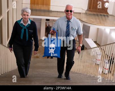 05. März 2023, Hessen, Frankfurt/Main: Der Straßenbahnfahrer Bahnbabo und unabhängige Einzelkandidat Peter Wirth (r) betritt das Frankfurter Römer Rathaus mit seiner Frau Heike nach den Bürgermeisterwahlen. Etwa 509.000 Einwohner Frankfurts wurden aufgefordert, einen neuen Stadtführer zu wählen. Foto: Boris Roessler/dpa Stockfoto