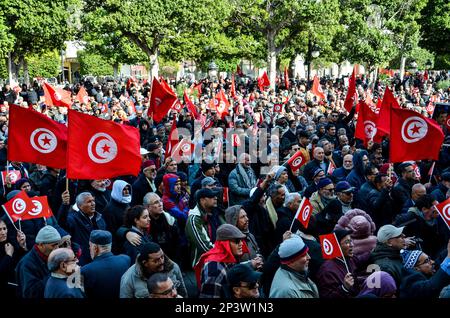 Tunis, Tunesien. 5. März 2023. Tunis. Tunesien. 05. März 2023 Tunesier nehmen an einer von der Nationalen Heilsfront des Landes organisierten Anti-Regierungs-Kundgebung Teil. Die Teilnehmer forderten die Freilassung jener prominenten Kritiker des von der Regierung festgenommenen Präsidenten und forderten gleichzeitig ein Ende der Kampagne der Verhaftungen, die gegen Oppositionelle gerichtet sind. Kredit: ZUMA Press, Inc./Alamy Live News Stockfoto