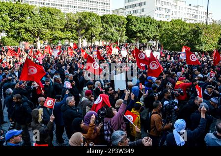 Tunis, Tunesien. 5. März 2023. Tunis. Tunesien. 05. März 2023 Tunesier nehmen an einer von der Nationalen Heilsfront des Landes organisierten Anti-Regierungs-Kundgebung Teil. Die Teilnehmer forderten die Freilassung jener prominenten Kritiker des von der Regierung festgenommenen Präsidenten und forderten gleichzeitig ein Ende der Kampagne der Verhaftungen, die gegen Oppositionelle gerichtet sind. Kredit: ZUMA Press, Inc./Alamy Live News Stockfoto