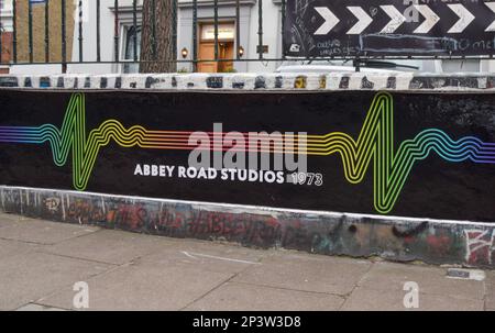 London, Großbritannien. 5. März 2023 Die Abbey Road Studios feiern das 50. Jubiläum von Pink Floyds berühmter „The Dark Side of the Moon“ mit Tribut vor dem ebenso berühmten Gebäude. Das Album wurde 1972 und 1973 im Studio in North London aufgenommen und am 1. März 1973 veröffentlicht und wurde zu einem der einflussreichsten und meistverkauften Rekorde aller Zeiten. Stockfoto