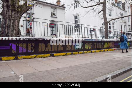 London, Großbritannien. 5. März 2023 Die Abbey Road Studios feiern das 50. Jubiläum von Pink Floyds berühmter „The Dark Side of the Moon“ mit Tribut vor dem ebenso berühmten Gebäude. Das Album wurde 1972 und 1973 im Studio in North London aufgenommen und am 1. März 1973 veröffentlicht und wurde zu einem der einflussreichsten und meistverkauften Rekorde aller Zeiten. Stockfoto