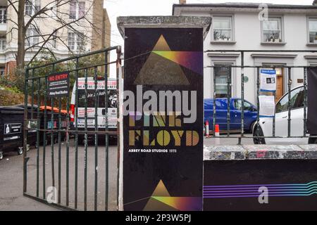 London, Großbritannien. 5. März 2023 Die Abbey Road Studios feiern das 50. Jubiläum von Pink Floyds berühmter „The Dark Side of the Moon“ mit Tribut vor dem ebenso berühmten Gebäude. Das Album wurde 1972 und 1973 im Studio in North London aufgenommen und am 1. März 1973 veröffentlicht und wurde zu einem der einflussreichsten und meistverkauften Rekorde aller Zeiten. Stockfoto