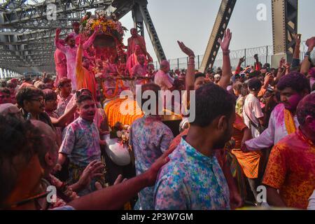 Kalkutta, Westbengalen, Indien. 5. März 2023. Anhänger in Farben, die das Holi-Festival in Kalkutta feiern. (Kreditbild: © Sudipta das/Pacific Press via ZUMA Press Wire) NUR REDAKTIONELLE VERWENDUNG! Nicht für den kommerziellen GEBRAUCH! Stockfoto