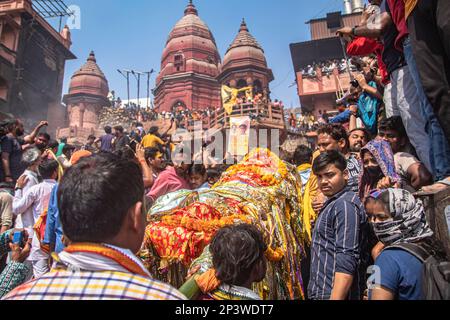 Die Menschen von Kashi versammeln sich in Manikarnika Gheat, um Chita Bhasma Holi zu feiern. Es ist ein sehr guter Anlass für alle Aghoris, Weisen und Nagas. Nach dem Glauben an unsere Vedic-Schrift versammeln sich die Phantome, Geister und all diese Anhänger von Lord Shiva auf Manikarnika Gheat, um Masan Holi mit ihrer Gottheit Shiva zu feiern. (Foto: Sudip Chanda/Pacific Press) Stockfoto