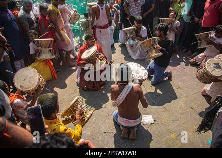 Die Menschen von Kashi versammeln sich in Manikarnika Gheat, um Chita Bhasma Holi zu feiern. Es ist ein sehr guter Anlass für alle Aghoris, Weisen und Nagas. Nach dem Glauben an unsere Vedic-Schrift versammeln sich die Phantome, Geister und all diese Anhänger von Lord Shiva auf Manikarnika Gheat, um Masan Holi mit ihrer Gottheit Shiva zu feiern. (Foto: Sudip Chanda/Pacific Press) Stockfoto