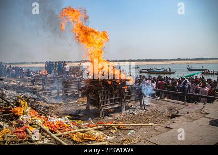 Die Menschen von Kashi versammeln sich in Manikarnika Gheat, um Chita Bhasma Holi zu feiern. Es ist ein sehr guter Anlass für alle Aghoris, Weisen und Nagas. Nach dem Glauben an unsere Vedic-Schrift versammeln sich die Phantome, Geister und all diese Anhänger von Lord Shiva auf Manikarnika Gheat, um Masan Holi mit ihrer Gottheit Shiva zu feiern. (Foto: Sudip Chanda/Pacific Press) Stockfoto