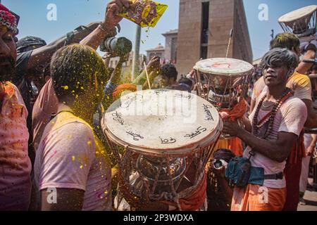 Die Menschen von Kashi versammeln sich in Manikarnika Gheat, um Chita Bhasma Holi zu feiern. Es ist ein sehr guter Anlass für alle Aghoris, Weisen und Nagas. Nach dem Glauben an unsere Vedic-Schrift versammeln sich die Phantome, Geister und all diese Anhänger von Lord Shiva auf Manikarnika Gheat, um Masan Holi mit ihrer Gottheit Shiva zu feiern. (Foto: Sudip Chanda/Pacific Press) Stockfoto