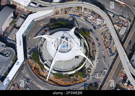 Themengebäude am Flughafen LAX. Ikonische Weltraumaltersstruktur mit PopulXE-Einfluss. Googie-Architektur in Los Angeles, USA (USA) Stockfoto