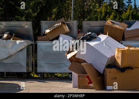 Müllcontainer und Müll. Papierabfall. Keine Verschwendung Stockfoto