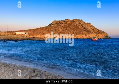 Griechenland Sommerzeit: Paralia Agia Anna Beach auf der Insel Mykonos. Paralia Agia Anna Beach ist ein kleiner Sandstrand in der Nähe von Kalafatis, neben einem Fischereihafen. Stockfoto