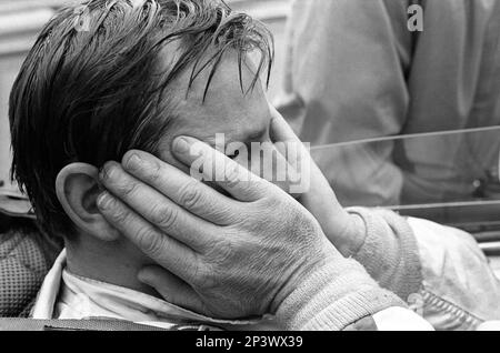 Portait des nachdenklichen Bruce McLaren, der sich vor dem Start des Grand Prix von Monaco im Jahr 1968 konzentriert. Stockfoto