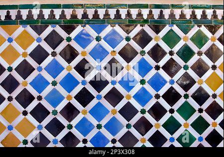 Detailansicht der Fliesen im Patio de los Arrayanes, Innenhof der Myrtles, Comares-Palast, Nazarenpaläste, Alhambra, Granada, Andalusien, Spanien. Stockfoto