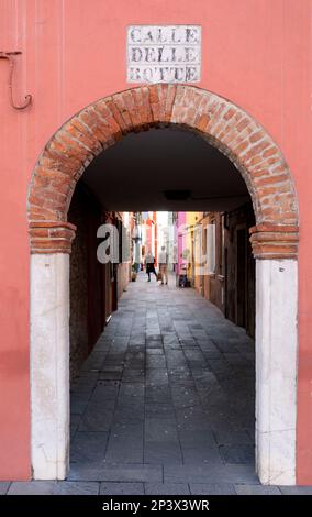 Bunter Torbogen in der Calle del Botte, Burano, Lagune von Venedig, Italien Stockfoto