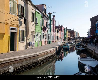 Farbenfroh bemalte Häuser auf der Insel Burano, Venedig Lagune Metropolitan City of Venice, Italien. Stockfoto