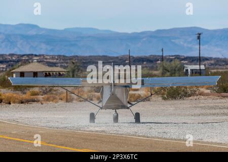 Mojave Desert, Kalifornien, USA - Oktober 30. 2021: Ein kleines Flugzeug, das aus der Mojave-Wüste in Amboy startet. Stockfoto