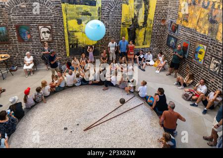 Wissenschaftsvorstellung: Foucault-Pendel für Familien im ehemaligen Belfry-Turm in Burg und Kathedrale in Frombork, Polen. Nicolaus-Kopernikus-Museum. Stockfoto