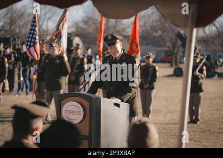 Oberst Shane P. Morgan, Kommandant der Feldartillerie, wurde während einer Zeremonie in Fort Sill, OK, zum Brigadegeneral befördert. Generalmajor Kenneth L. Kamper, kommandierender General, Fire Center of Excellence und Fort Sill, hält seine Eröffnungsrede am Freitag, den 27. Januar. Stockfoto