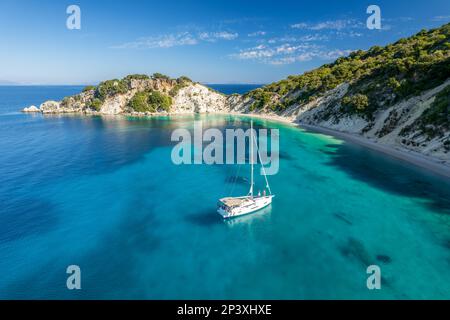 Luftfoto eines festgefahrenen Yachtboots in Itaca, Griechenland Stockfoto