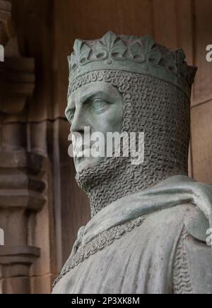 EDINBURGH, SCHOTTLAND, EUROPA - Statue von Robert the Bruce, König von Schottland, am Eingang zum Edinburgh Castle. Bildhauer Thomas Clapperton. Stockfoto