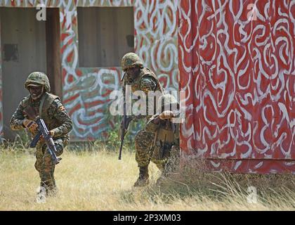 Uganda Peoples' Defense Force Soldaten Praxis Manöver während einer