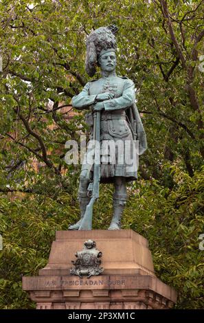 EDINBURGH, SCHOTTLAND, EUROPA - die Black Watch Memorial Statue. Stockfoto