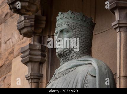 EDINBURGH, SCHOTTLAND, EUROPA - Statue von Robert the Bruce, König von Schottland, am Eingang zum Edinburgh Castle. Bildhauer Thomas Clapperton. Stockfoto