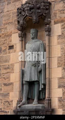 EDINBURGH, SCHOTTLAND, EUROPA - Statue von Robert the Bruce, König von Schottland, am Eingang zum Edinburgh Castle. Bildhauer Thomas Clapperton. Stockfoto