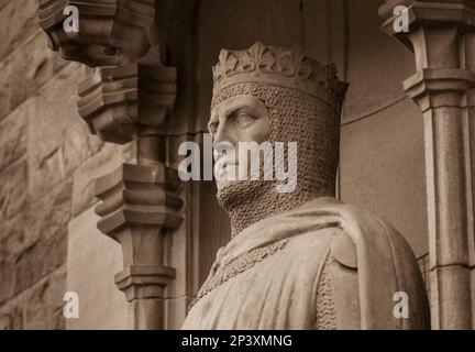 EDINBURGH, SCHOTTLAND, EUROPA - Statue von Robert the Bruce, König von Schottland, am Eingang zum Edinburgh Castle. Bildhauer Thomas Clapperton. Stockfoto