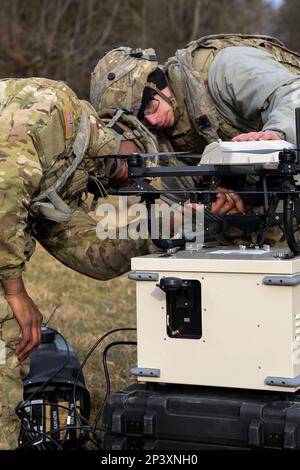 Antonio Vega und SPC. Zachary Thompson, dem 2. Kavallerie-Regiment zugeteilt, bereitet ein LiveSky LSP-6205 Craft Unmanned Aerial Vehicle (UAV) für den Start vor, um während Dragoon Ready 23 (DR 23) im Joint Multinational Readiness Center in Hohenfels, Deutschland, am 29 2023. Januar die Gegend zu überwachen. Dragoon Ready 23 wurde entwickelt, um die Bereitschaft des Regiments zu gewährleisten und das Regiment in seiner Mission zu Schulen, die für die Unterstützung einheitlicher Landeinsätze erforderlich ist, um seine Kenntnisse zu verbessern und die Interoperabilität mit den NATO-Alliierten zu verbessern. Zu den Übungsteilnehmern gehören etwa 2.500 US-Dollar Soldaten vom 2D C. Stockfoto