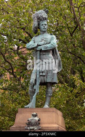 EDINBURGH, SCHOTTLAND, EUROPA - die Black Watch Memorial Statue. Stockfoto