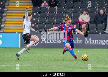 Hayes Lane, Bromley, Großbritannien. 26. Februar 2023. Crystal Palace Verteidiger Felicity Gibbons (3) gibt den Ball während des Barclays FA Frauenmeisterschaftsspiels zwischen Crystal Palace und Bristol City in Hayes Lane, Bromley, England. (Stephen Flynn/SPP) Kredit: SPP Sport Press Photo. Alamy Live News Stockfoto