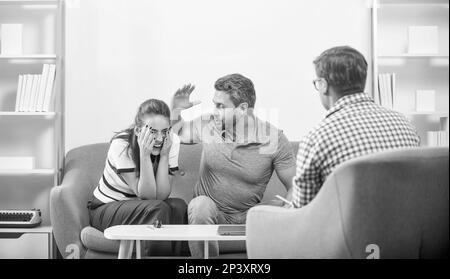 Paar sitzen bei Psychologen Lösung Aggression Problem, Familie Stockfoto