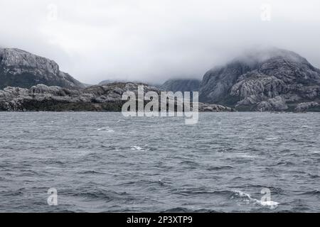 Fahrt mit der Fähre durch den wilden Kawesqar-Nationalpark im eisigen Wasser der Fjorde im Süden Chiles Stockfoto