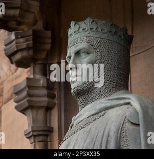 EDINBURGH, SCHOTTLAND, EUROPA - Statue von Robert the Bruce, König von Schottland, am Eingang zum Edinburgh Castle. Bildhauer Thomas Clapperton. Stockfoto