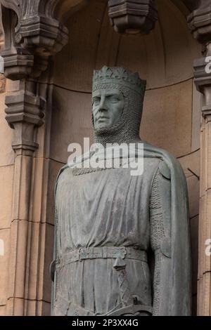 EDINBURGH, SCHOTTLAND, EUROPA - Statue von Robert the Bruce, König von Schottland, am Eingang zum Edinburgh Castle. Bildhauer Thomas Clapperton. Stockfoto