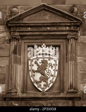 EDINBURGH, SCHOTTLAND, EUROPA - Royal Coat of Arms am Portcullis Gate in Edinburgh Castle. Umfasst den Löwen-Amoklauf und die königliche Krone von Schottland. Stockfoto