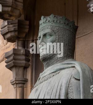 EDINBURGH, SCHOTTLAND, EUROPA - Statue von Robert the Bruce, König von Schottland, am Eingang zum Edinburgh Castle. Bildhauer Thomas Clapperton. Stockfoto