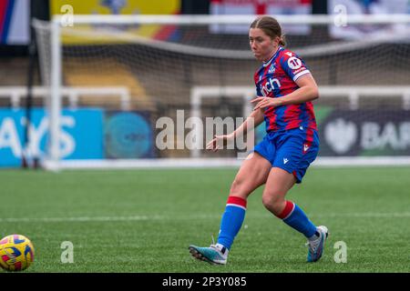 Hayes Lane, Bromley, Großbritannien. 26. Februar 2023. Die Mittelfeldspielerin Polly Doran (20) des Crystal Palace spielt den Ball während des Begegneten der Barclays FA Frauen zwischen Crystal Palace und Bristol City in der Hayes Lane, Bromley, England. (Stephen Flynn/SPP) Kredit: SPP Sport Press Photo. Alamy Live News Stockfoto