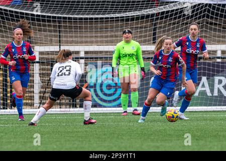 Hayes Lane, Bromley, Großbritannien. 26. Februar 2023. Die Verteidigerin des Crystal Palace Anita Filbey (5) spielt mit dem Ball während des Barclays FA Frauenmeisterschaftsspiels zwischen Crystal Palace und Bristol City in Hayes Lane, Bromley, England. (Stephen Flynn/SPP) Kredit: SPP Sport Press Photo. Alamy Live News Stockfoto