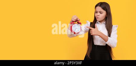 Du bist spät dran. Abgabetermin. Früh am Morgen. Pünktlichkeit. Letzte Chance. Pünktliches Teenager-Mädchen, das die Zeit überprüft. Teenager Kind mit Wecker, horizontales Poster. Stockfoto