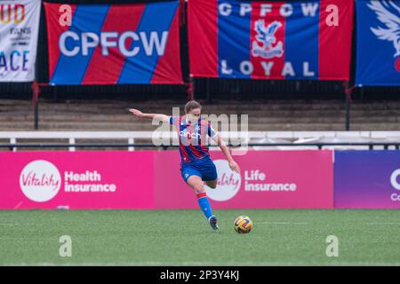 Hayes Lane, Bromley, Großbritannien. 26. Februar 2023. Die Verteidigerin des Crystal Palace Lizzie Waldie (12) passt den Ball während des Begegnisses der Barclays FA Frauen zwischen Crystal Palace und Bristol City in Hayes Lane, Bromley, England. (Stephen Flynn/SPP) Kredit: SPP Sport Press Photo. Alamy Live News Stockfoto