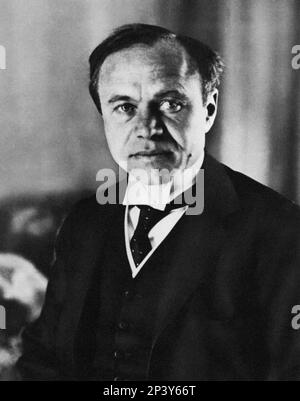 1915 Ca : der gefeierte anglokanadische Politiker Lord William Maxwell Aitken BEAVERBROOK ( Maple 1879 - Mickleham 1964 ) , der die Tageszeitungen TÄGLICH EXPRESS , SUNDAY EXPRESS und ABENDMAHLZEIT in Schach hält . Minister von 1941 und Unterstützer von Lord Churcill während des Zweiten Weltkriegs - POLITIKER - POLITICA - POLITISCH - Portrait - Rituto - Halsband - colletto - Neo - Krawatte - Cravatta - papillon --- Archivio GBB Stockfoto