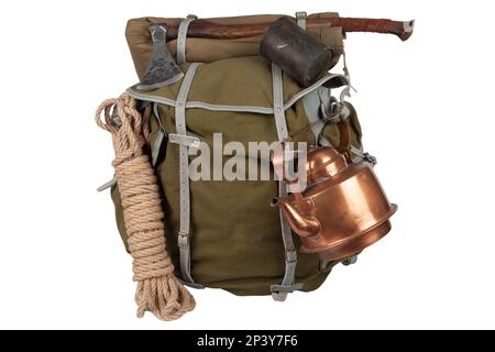 Antiker Vintage Rucksack mit Seil, Teekannen, Messingbecher und Gaslaterne isoliert auf weißem Hintergrund Stockfoto