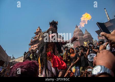 Varanasi, Uttarpradesh, Indien. 4. März 2023. Die Menschen von Kashi versammeln sich in Manikarnika Gheat, um Chita Bhasma Holi zu feiern. Es ist ein sehr guter Anlass für alle Aghoris, Weisen und Nagas. Nach dem Glauben an unsere Vedic-Schrift versammeln sich die Phantome, Geister und all diese Anhänger von Lord Shiva auf Manikarnika Gheat, um Masan Holi mit ihrer Gottheit Shiva zu feiern. (Kreditbild: © Sudip Chanda/Pacific Press via ZUMA Press Wire) NUR REDAKTIONELLE VERWENDUNG! Nicht für den kommerziellen GEBRAUCH! Stockfoto