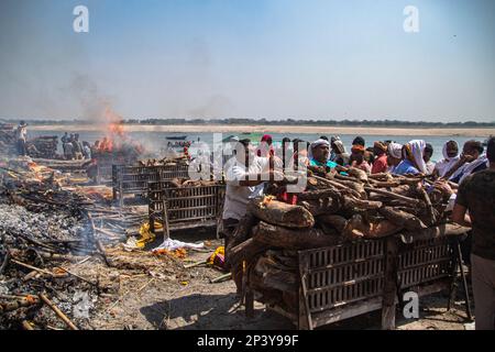 Varanasi, Uttarpradesh, Indien. 4. März 2023. Die Menschen von Kashi versammeln sich in Manikarnika Gheat, um Chita Bhasma Holi zu feiern. Es ist ein sehr guter Anlass für alle Aghoris, Weisen und Nagas. Nach dem Glauben an unsere Vedic-Schrift versammeln sich die Phantome, Geister und all diese Anhänger von Lord Shiva auf Manikarnika Gheat, um Masan Holi mit ihrer Gottheit Shiva zu feiern. (Kreditbild: © Sudip Chanda/Pacific Press via ZUMA Press Wire) NUR REDAKTIONELLE VERWENDUNG! Nicht für den kommerziellen GEBRAUCH! Stockfoto