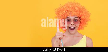 Kind in Sonnenbrille und Badeanzug inspiriert von Idee auf gelbem Hintergrund, Inspiration. Lustiges Teenager-Kind auf einer Party, Poster-Banner-Kopfzeile mit Text Stockfoto