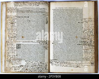 Seiten der Originalausgabe des theologischen Vertrags "De veritate fedei christianae" von Joan Luis Vives. Gedruckt in Basel von Juan Oporino, 1543. Stockfoto