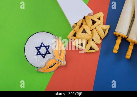 Purim wird am 14. Tag des hebräischen Monats Adar gefeiert, der in der Regel traditionelle koschere Speisen aß, die Hamantaschen-Kekse Stockfoto