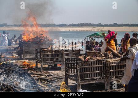 Varanasi, Uttarpradesh, Indien. 4. März 2023. Die Menschen von Kashi versammeln sich in Manikarnika Gheat, um Chita Bhasma Holi zu feiern. Es ist ein sehr guter Anlass für alle Aghoris, Weisen und Nagas. Nach dem Glauben an unsere Vedic-Schrift versammeln sich die Phantome, Geister und all diese Anhänger von Lord Shiva auf Manikarnika Gheat, um Masan Holi mit ihrer Gottheit Shiva zu feiern. (Kreditbild: © Sudip Chanda/Pacific Press via ZUMA Press Wire) NUR REDAKTIONELLE VERWENDUNG! Nicht für den kommerziellen GEBRAUCH! Stockfoto